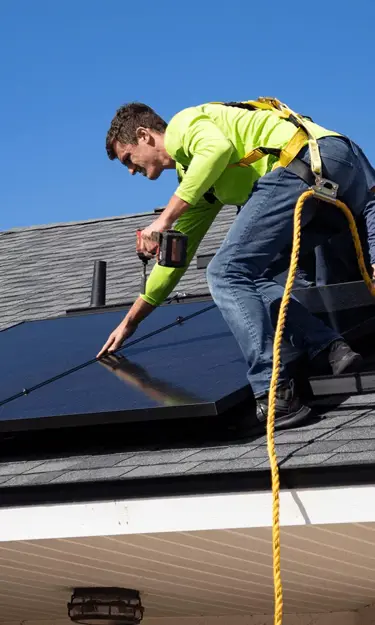 Werken in de techniek | zonnepanelen monteur | JIJ Uitzendbureau